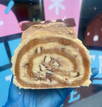 Load image into Gallery viewer, Kinder Blondie Yule Log
